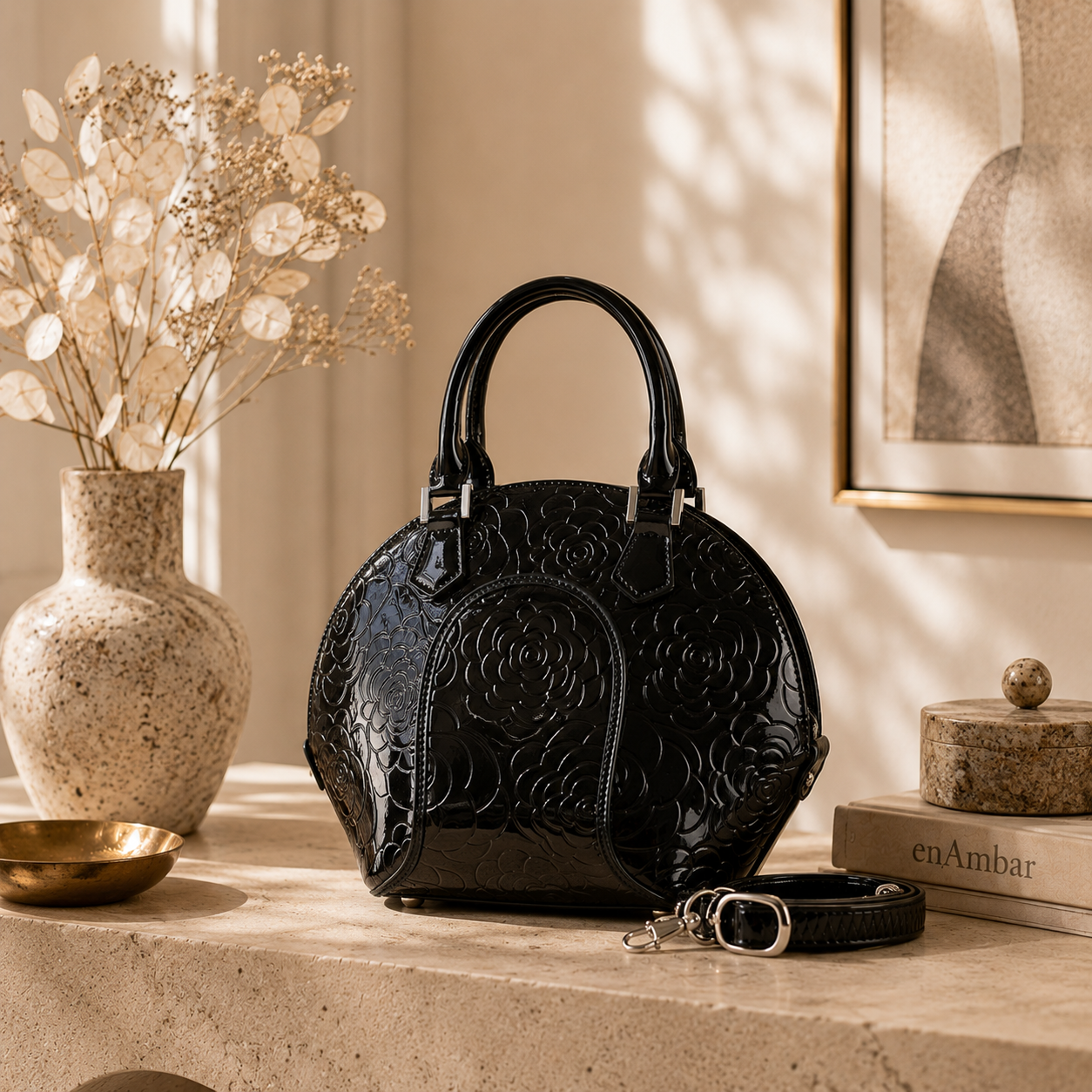 Svetlana leather handbag in black, close-up